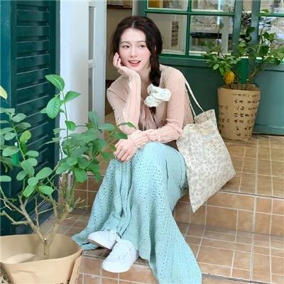 卷帘待得月华生